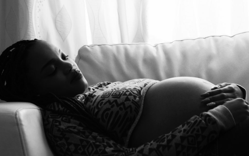 gravid kvinna slappnar av